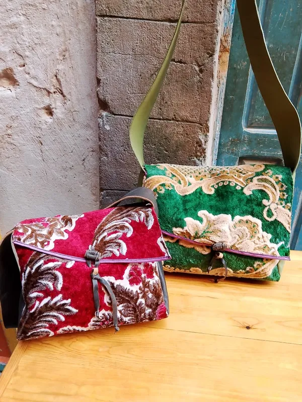 Besaces en velours rouge et vert