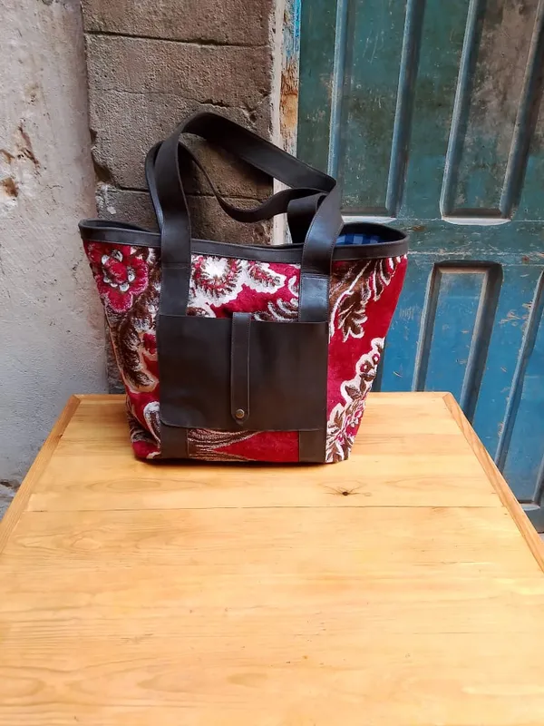 Cabas en velours rouge et cuir