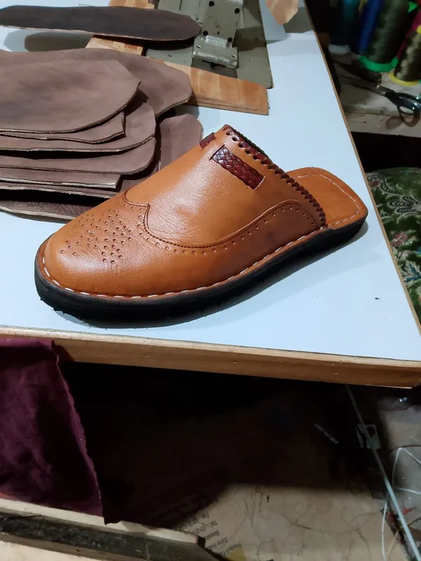 Babouche mule cognac à bout golf perforé