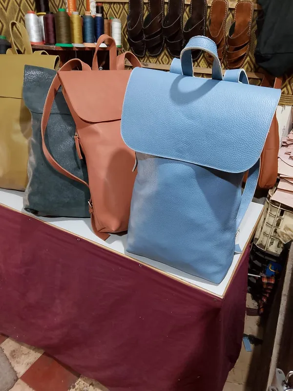 Trois sacs à dos en cuir grainé moutarde, terracotta et bleu ciel