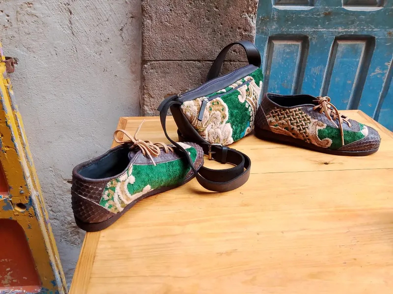 Ensemble sneakers en cuir et banane en velours vert