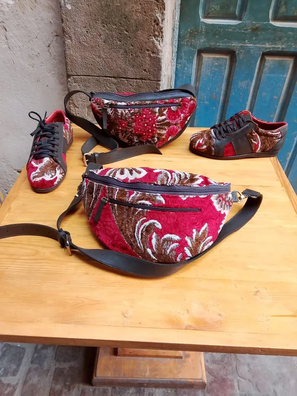 Ensemble sneakers en cuir et deux bananes en velours rouge